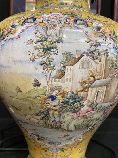 China, late 19th/early 20th century.

Baluster...