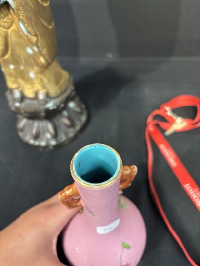 CHINE, XIXème siècle. Vase soliflore à décor...