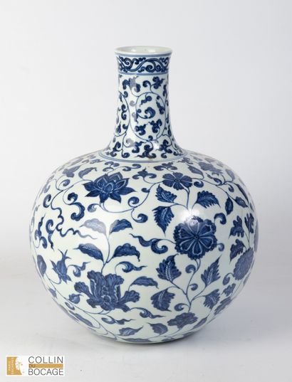 CHINE MODERNE. Vase tianquiping à décor de...
