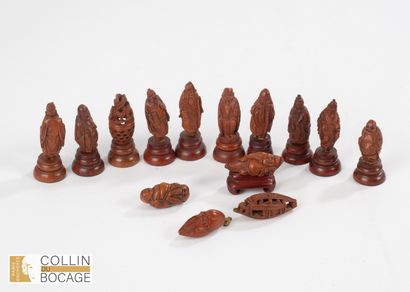 CHINE, XXème siècle. Lot de 14 noyaux sculptés...