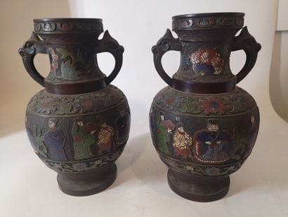 JAPON, XXème siècle. 
Paire de vases à décor...