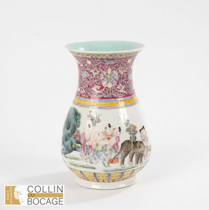 CHINE, XXème siècle. Vase à décor de lettrés...