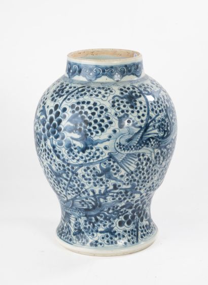 CHINE, XIXème siècle. Paire de potiches décorée...