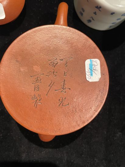 CHINE, XXème siècle. Theière en zisha comportant...