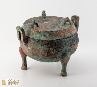 CHINE, XXème siècle . Vase ding tripode dans...