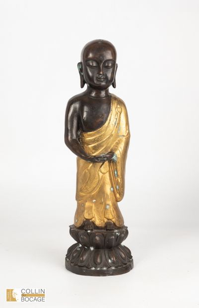 Bouddha Shakyamuni représenté debout sur...