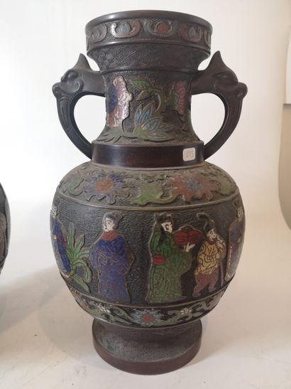 JAPON, XXème siècle. 
Paire de vases à décor...