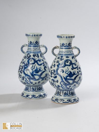CHINE, XXème siècle. Deux vases balustres...