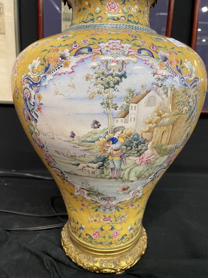 China, late 19th/early 20th century.

Baluster...