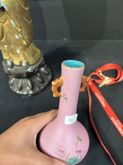 CHINE, XIXème siècle. Vase soliflore à décor...