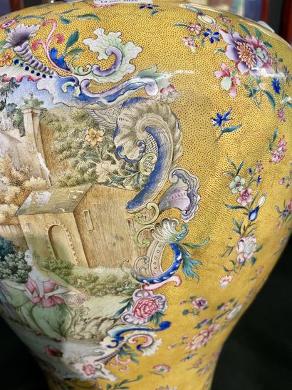 China, late 19th/early 20th century.

Baluster...
