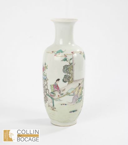 CHINE, XXème siècle. Vase à décor de lettrés...
