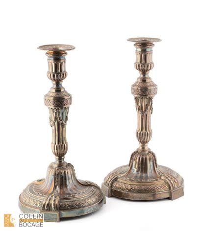 Paire de flambeaux en argent reposant sur...