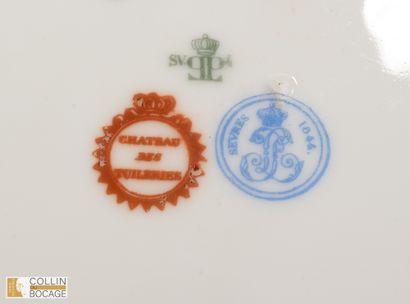 Une assiette service des Officiers du roi...