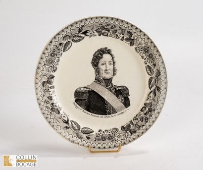 Une assiette en faïence avec le portrait...