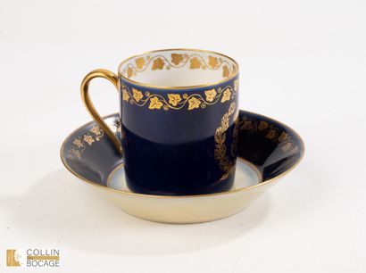 Tasse et sous-tasse à fond bleu imitant le...