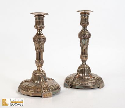 Paire de flambeaux en argent reposant sur...