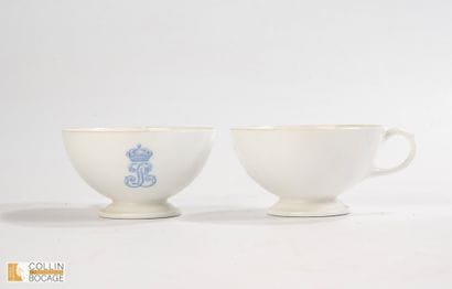 Deux tasses à thé du service des Offices...