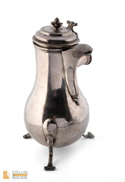 Grande verseuse en argent de forme balustre...