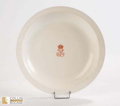 Plat du service des Offices du roi Louis-Philippe
Porcelaine...