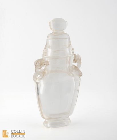 CHINA, 19th century.
Covered vase with flat...