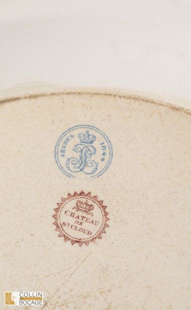 Plat du service des Offices du roi Louis-Philippe
Porcelaine...