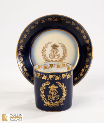 Tasse et sous-tasse à fond bleu imitant le...