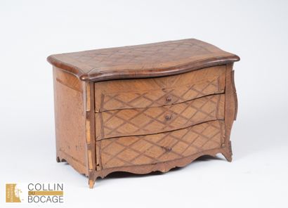 Meuble de maitrise
Petite commode marquetée
h:24...