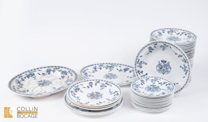Service en faience de minton, modele delft
armoirie...