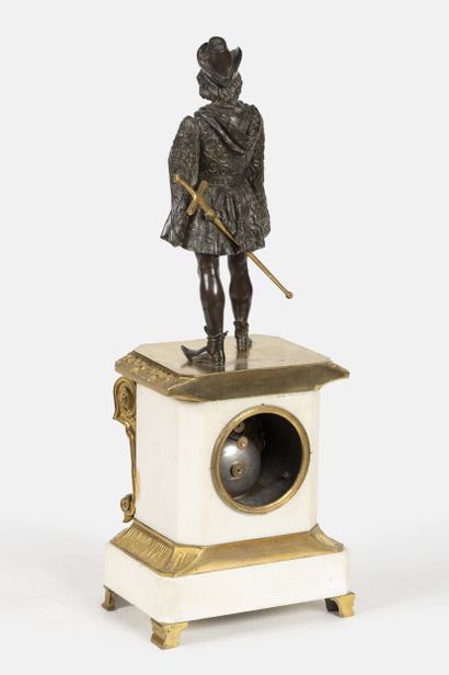 Pendule borne à console, surmontée d'un mousquetaire
Bronze,...
