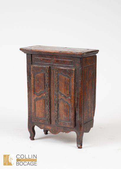 Meuble de maitrise 
Armoire
H: 32 cm
