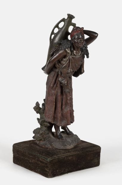 Jeune femme, active, portant un grand vase
Terre...