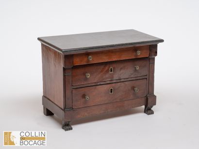 Meuble de maitrise 
Commode a trois tiroirs
h...