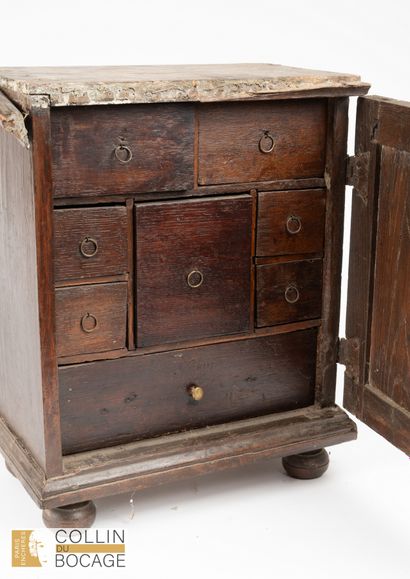 Meuble de maîtrise
Commode à trois tiroirs
h:...