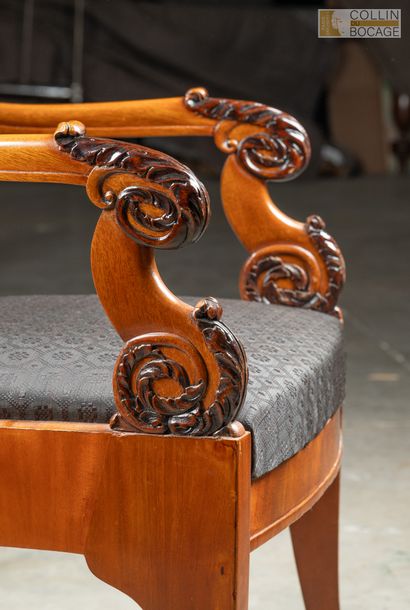 Fauteuil en acajou et placage d’acajou et...