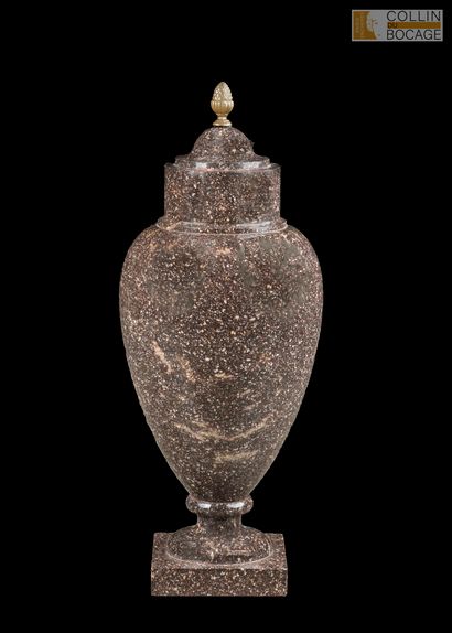 Vase balustre en porphyre du Nord, le couvercle...