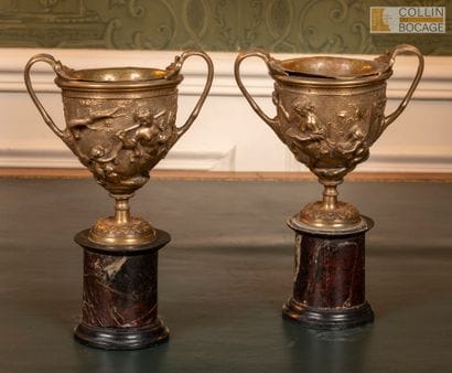 Paire de coupes à l’Antique en bronze à décor...