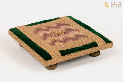 Tabouret de pied en tapisserie