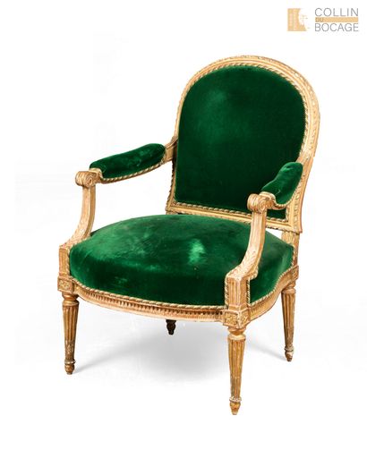 Fauteuil
Dossier à la reine légèrement cintré
Frise...