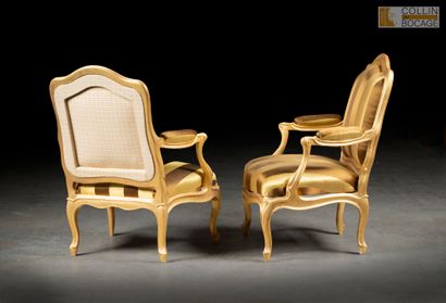 Paire de fauteuils à châssis en bois mouluré...