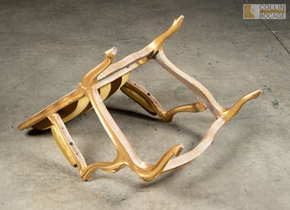 Paire de fauteuils à châssis en bois mouluré...