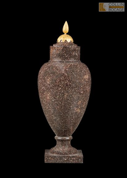 Vase balustre en porphyre du Nord, le couvercle...
