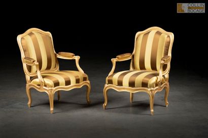 Paire de fauteuils à châssis en bois mouluré...