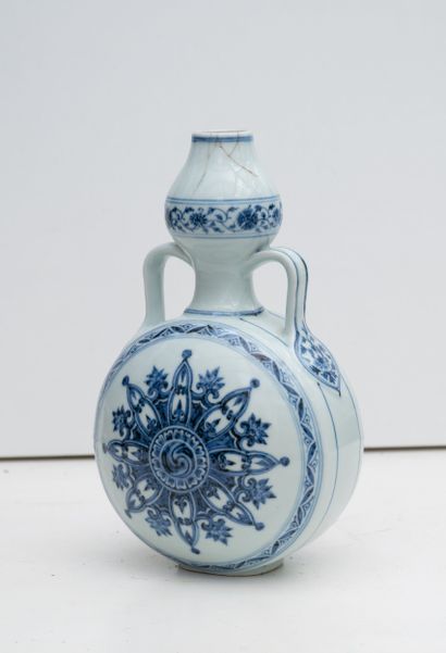 CHINE
Vase double gourde blanc bleu
H: 26...