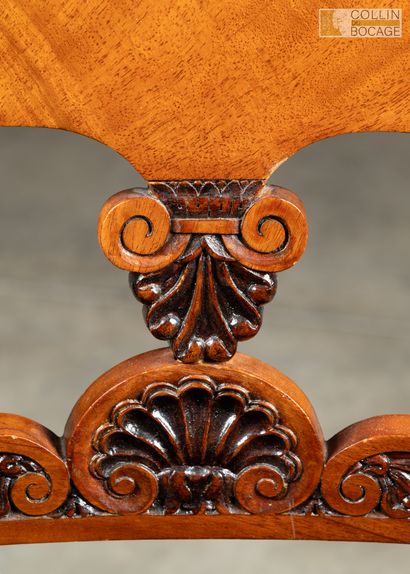 Fauteuil en acajou et placage d’acajou et...