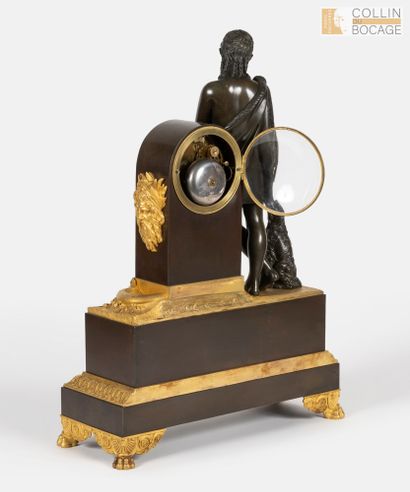 Pendule en bronze patiné et bronze ciselé...