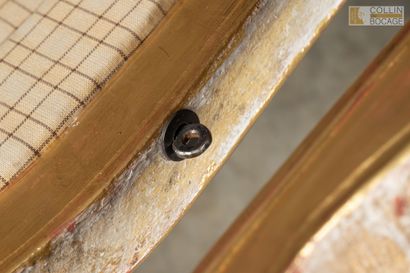 Paire de fauteuils à châssis en bois mouluré...