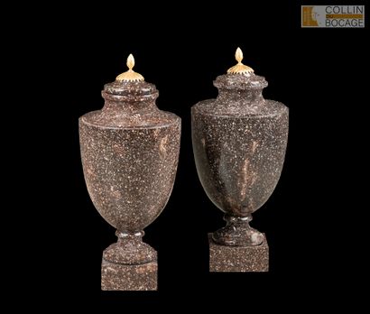 Deux vases couverts en porphyre du Nord de...