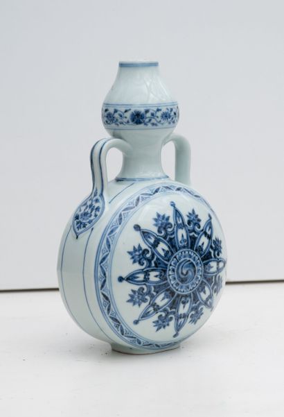 CHINE
Vase double gourde blanc bleu
H: 26...