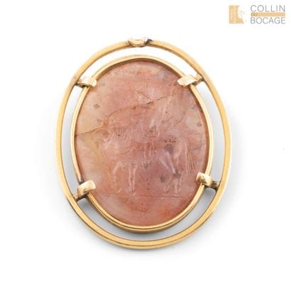 Intaille figurant un cavalier en quartz rose.
Monture...